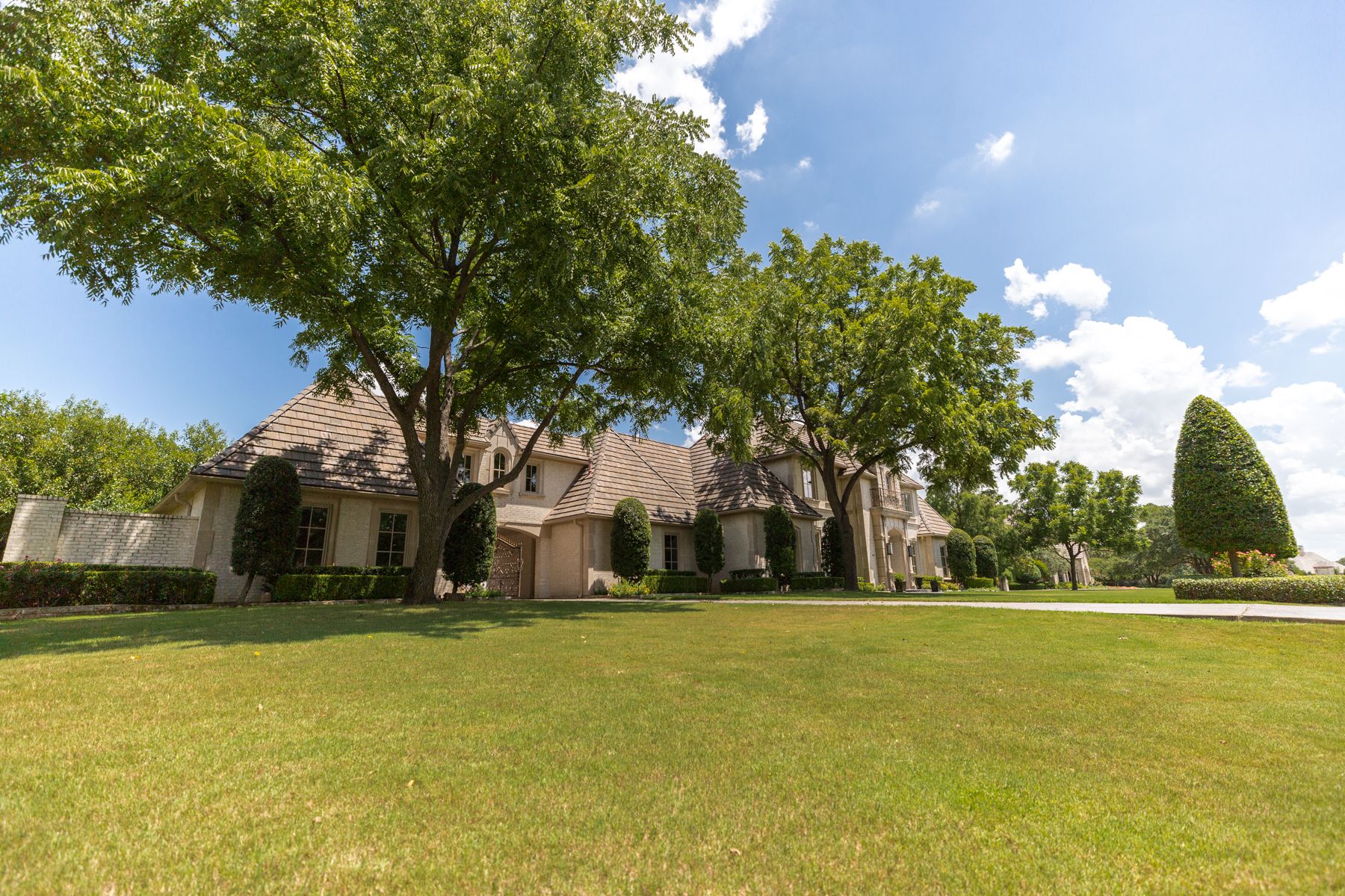 Top Dressing a Lawn: How to Do It & Why It’s Important in North Texas