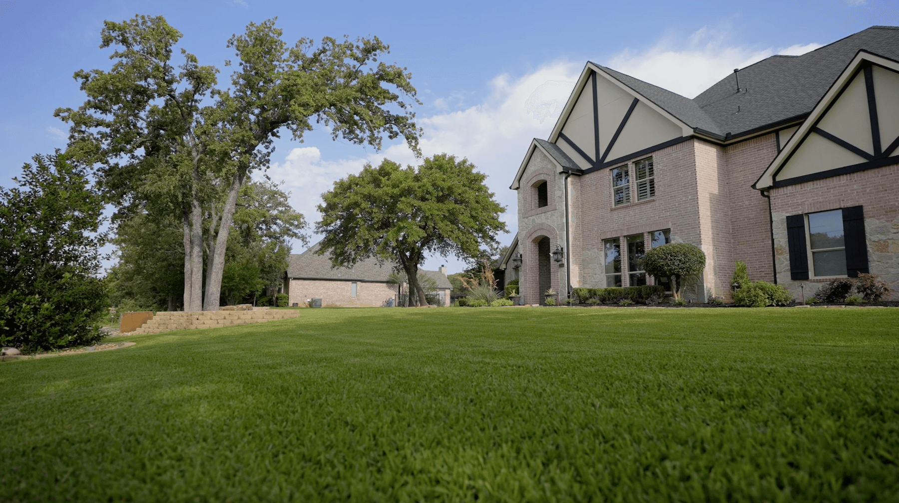 What Comes First: Top Dressing or Aeration?